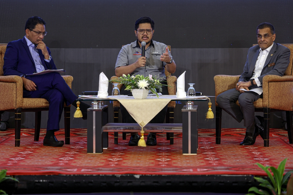 P-Hailing Malaysia chief activist Zulhelmi Mansor (centre) said the setup of the commission could unravel all the problems faced by the gig industry players. — Bernama pic
