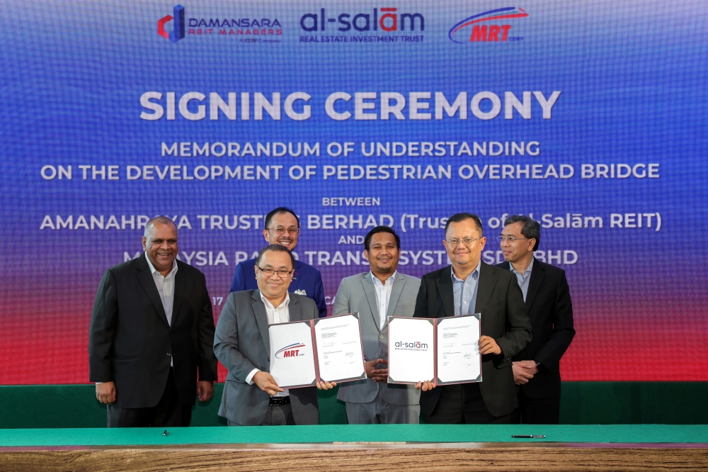 Johor works, transportation and infrastructure committee chairman Mohamad Fazli Mohamad Salleh (back, 2nd right) witnesses the signing of the MoU Al-Salam REIT and Malaysia Rapid Transit System Sdn Bhd  in Johor Baru July 17, 2023. — Bernama pic