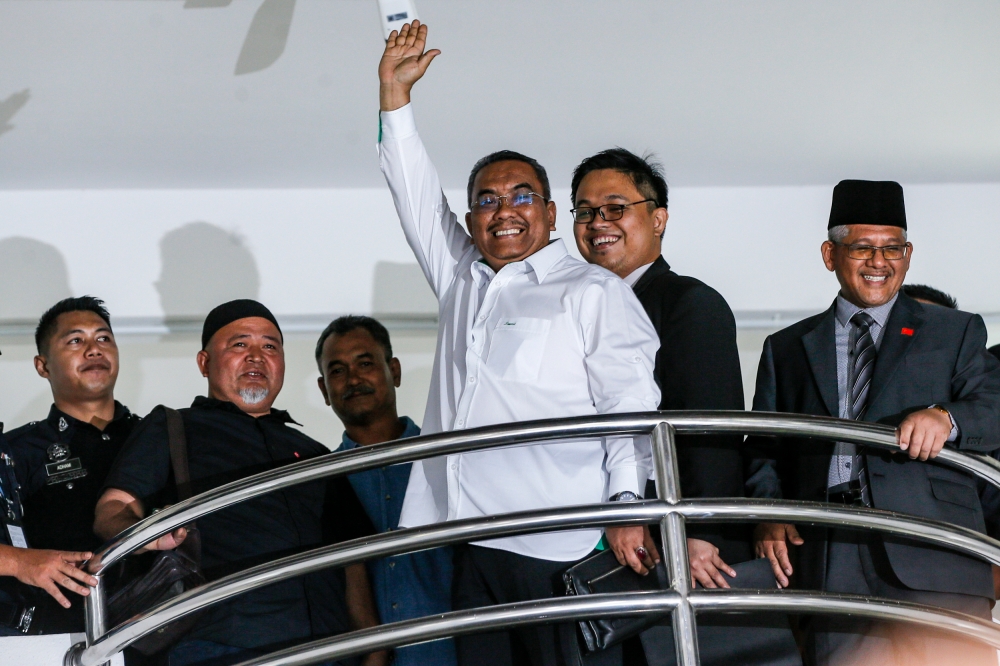 Caretaker Kedah mentri besar Datuk Muhammad Sanusi Md Nor gestures to the media at the Sessions Court July 18, 2023. ― Picture by Hari Anggara