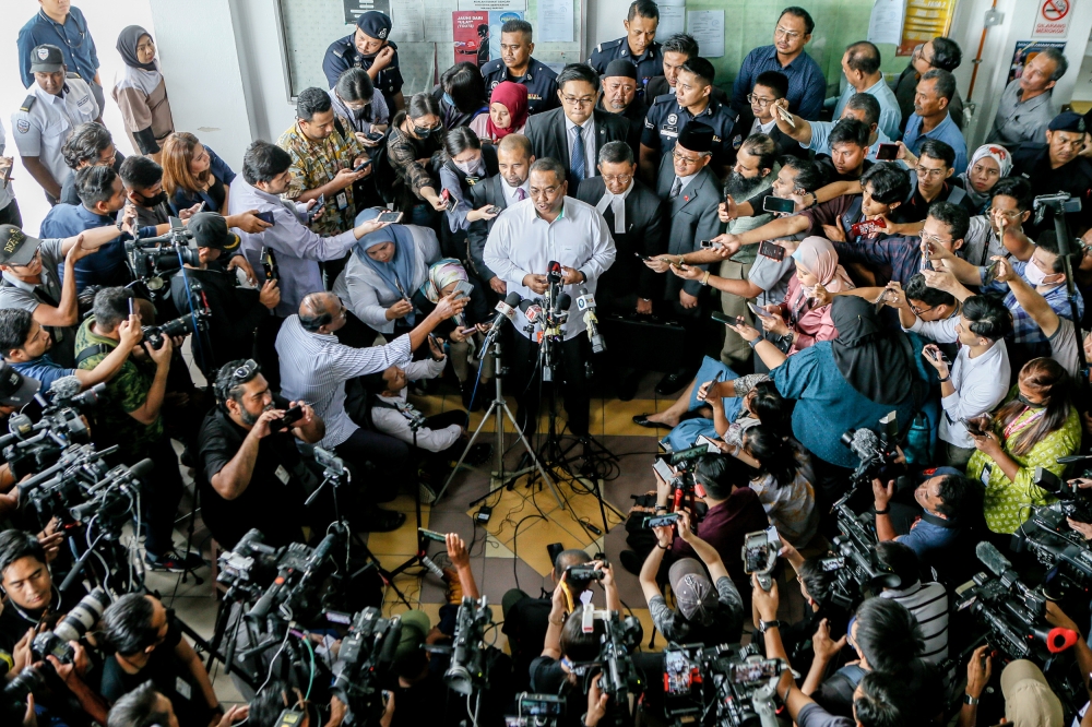 Caretaker Kedah mentri besar Datuk Muhammad Sanusi Md Nor (centre) speaks to the media at the Selayang court complex July 18, 2023. — Picture by Hari Anggara