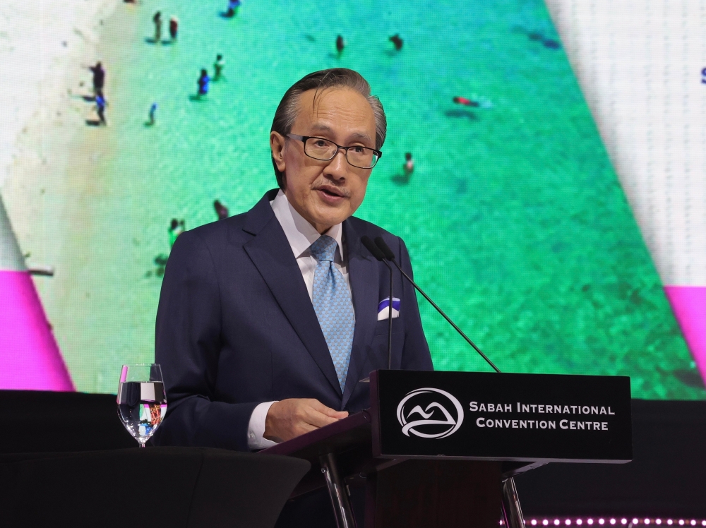 Datuk Seri Masidi Manjun says Sabah did not relinquish its rights to a 40 per cent revenue entitlement from Putrajaya when it agreed to an interim payment of RM125.6 million in April last year as believed. ― Bernama pic