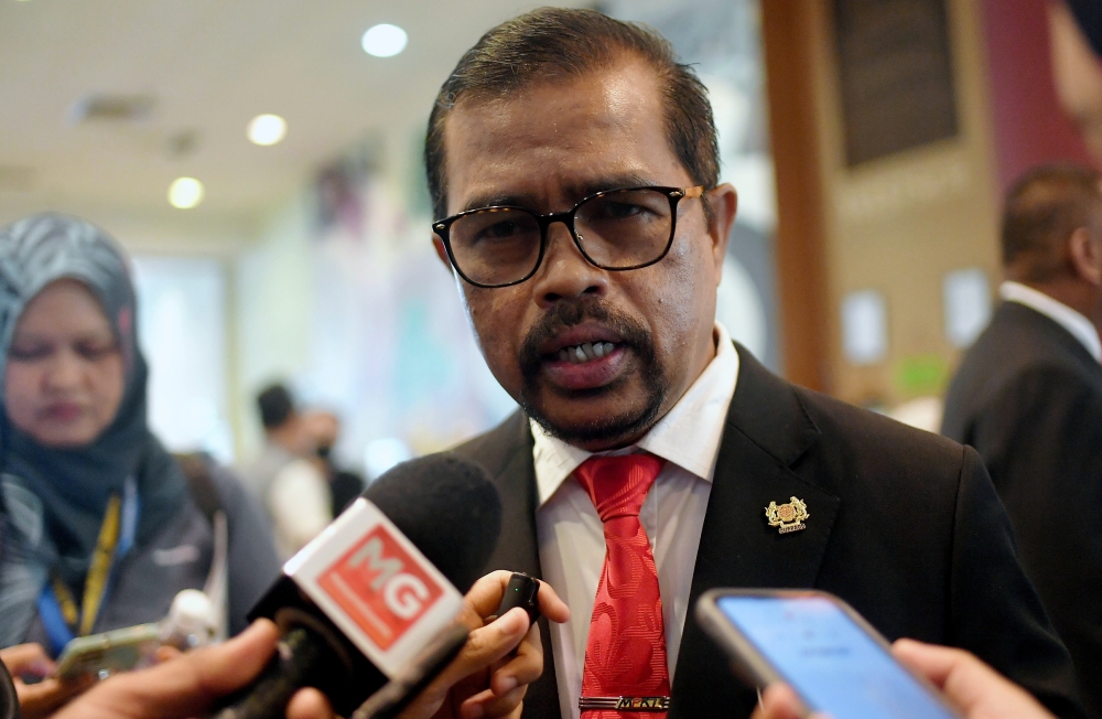 Cuepacs president Datuk Adnan Mat said he presented the proposal when he paid a courtesy visit to Anwar at Bangunan Putra Perdana, Putrajaya, today. — Bernama pic
