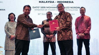 Khaled Nordin: Malaysia, Indonesia step up higher education sector cooperation - Vimarsana News