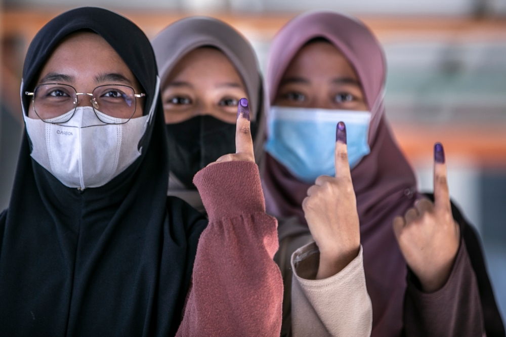 It is still difficult to predict the voting pattern of young people in the upcoming six-state elections as their support is inconsistent and not bound to a single political party logo, according to an analyst. — Picture by Hari Anggara