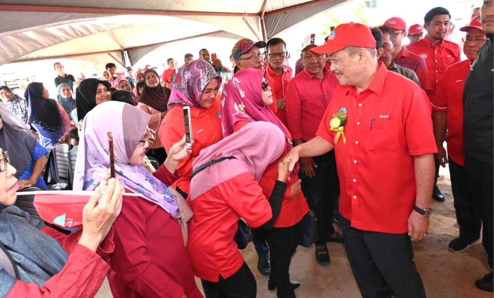 Sabah Chief Minister Datuk Seri Panglima Hajiji Noor is greeted by villagers attending the programme. ― Borneo Post pic
