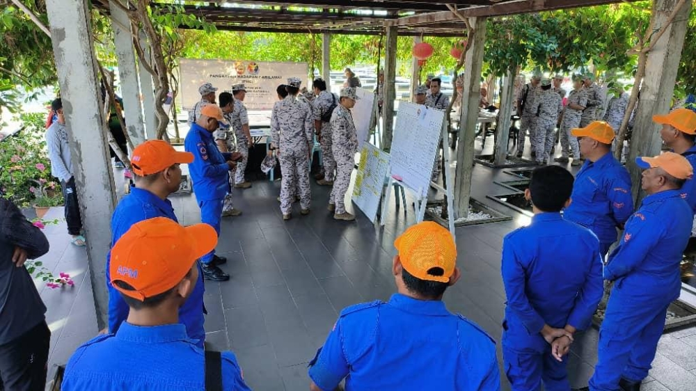 APM and MMEA personnel set up their operations centre at Marina jetty this morning. ― Borneo Post pic