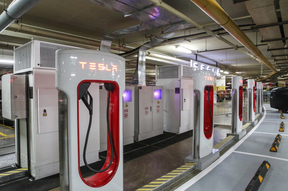 Tesla telah menubuhkan stesen pengecas dalaman pertama Malaysia di Pavilion Kuala Lumpur. 