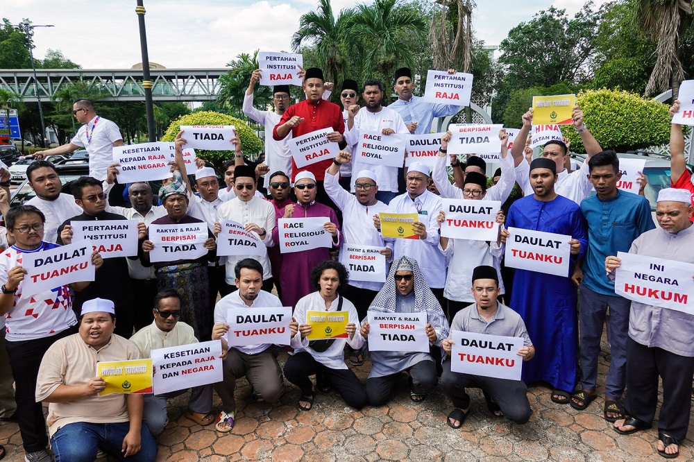 Barisan Nasional and Pakatan Harapan Youth wings members are seen during ‘Daulat Tuanku — Pertahan Institusi Diraja’ rally in Shah Alam July 21, 2023. — Picture by Miera Zulyana  