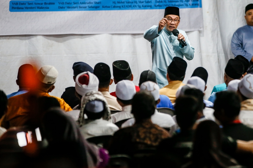 Datuk Seri Anwar Ibrahim has today demanded from Tan Sri Muhyiddin Yassin an apology and compensation of RM200 million within 24 hours, or risk a legal suit. — Picture by Hari Anggara