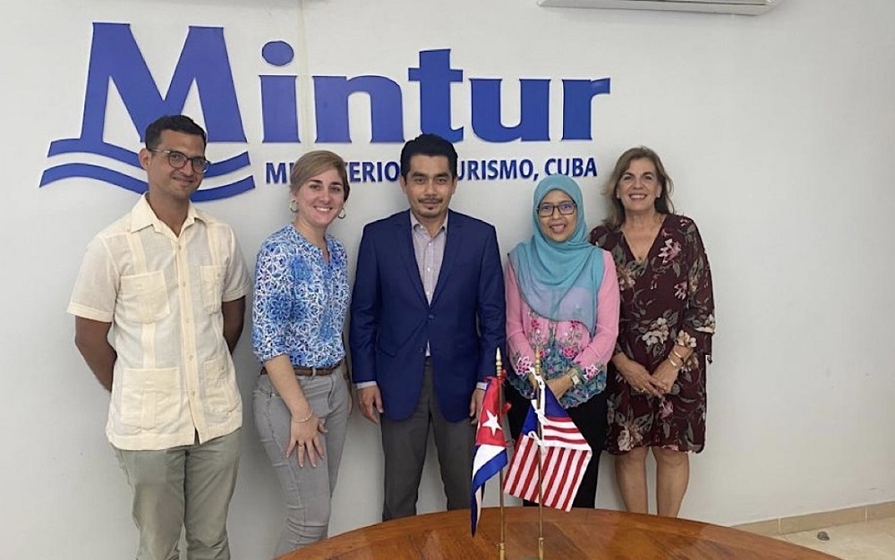 Tourism Malaysia Vice President (Americas) Mohd Akbal Setia (centre) poses for a picture with Malaysian Charge d’Affairs to Cuba Chenderawasih Abdul Malak and Cuban tourism representatives. — Picture via Twitter/Bernama