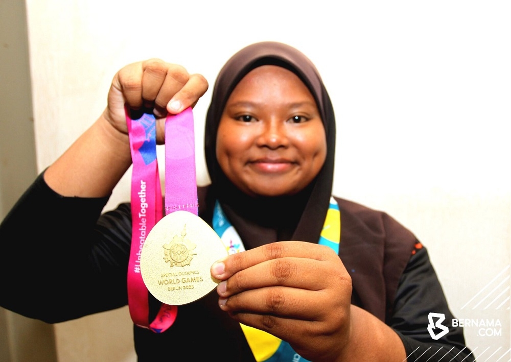 The Perak government plans to find a more suitable residence for the family of Nur Asliza Mohd Sapri who won a gold medal at the Special Olympics World Games Berlin in June. — Picture via Twitter/Bernama