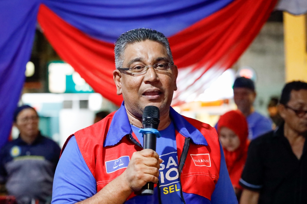 Selangor Umno chairman Datuk Megat Zulkarnain Omardin speaks at the 'Kita Hulu Kelang' Programme with PMX at PKNS AU2 Flats Field, Keramat in Kuala Lumpur July 21, 2023. — Picture by Firdaus Latif