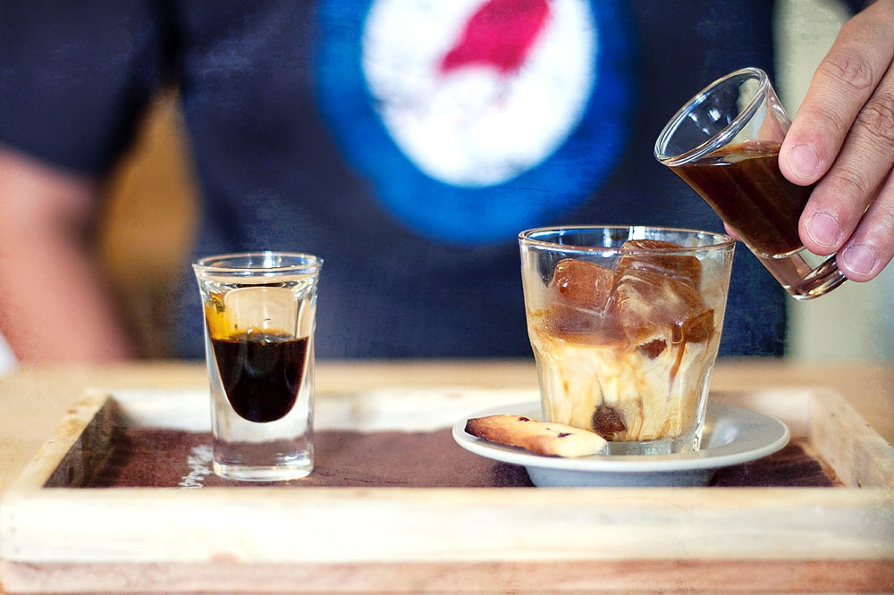 Midsummer's 'Dream', kopi ais yang dihidangkan dengan ketulan ais kopi, sebotol kecil susu dan sirap 'gula Melaka'.