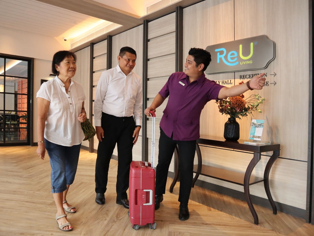 Tetamu ditunjukkan oleh kakitangan ReU Living, yang telah memperkenalkan pakej 'Senior Staycation'.  — Gambar ihsan ReU Living