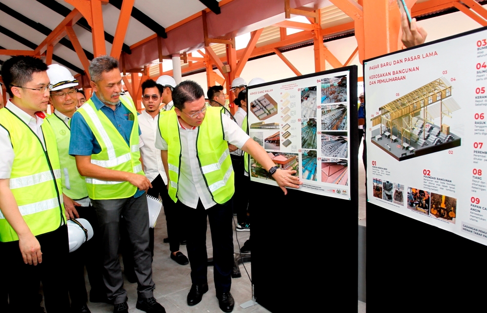 Local Government Development Minister Nga Kor Ming (right) is seen during a working visit under the Local Government Development Ministry ‘Sentuh Kasih’ Programme at the Taiping Public Market in Taiping July 22, 2023. — Bernama pic