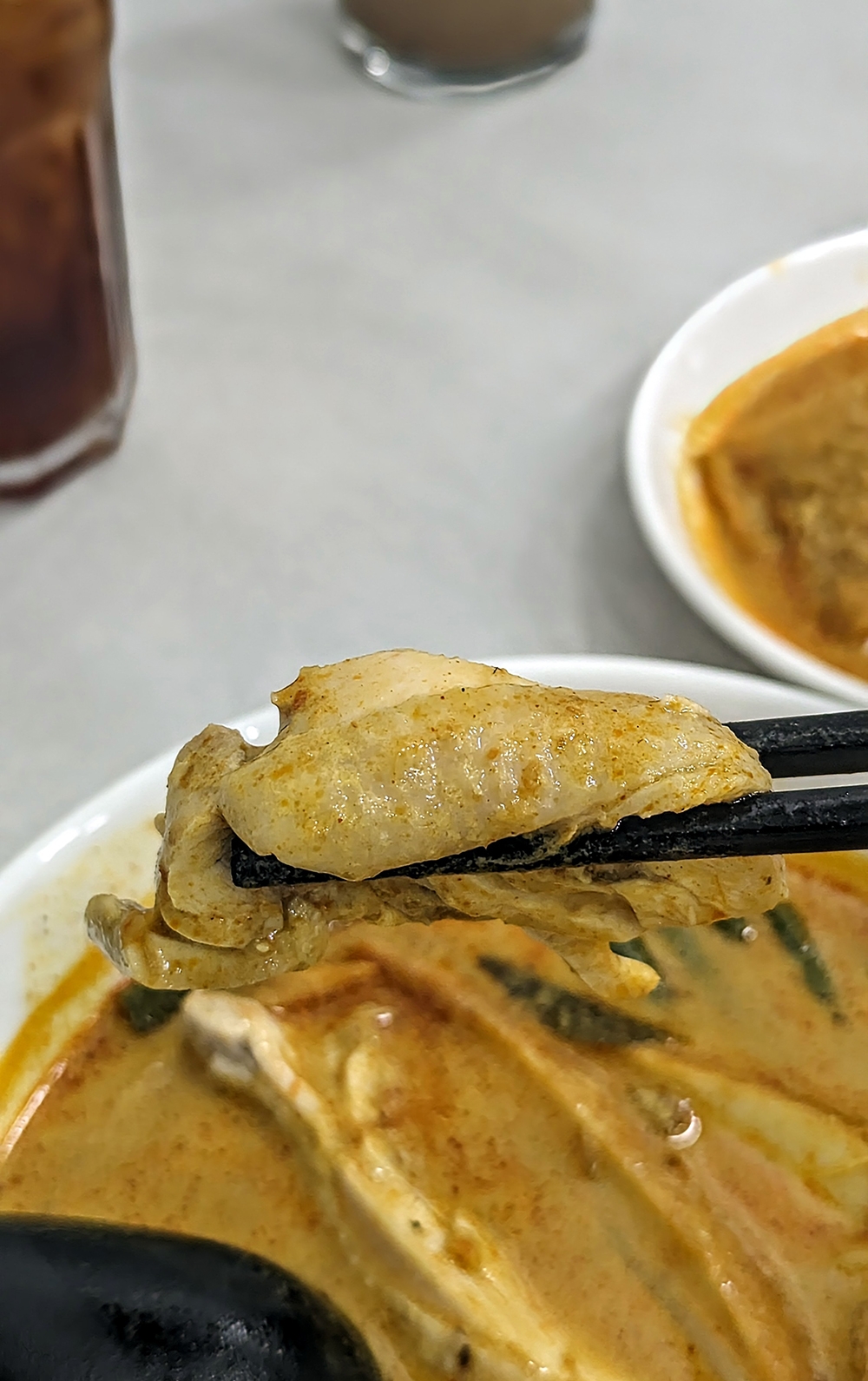 Ayam kukus dalam kari 'laksa' di sini adalah kegembiraan yang licin dan licin untuk masuk ke dalam mulut.