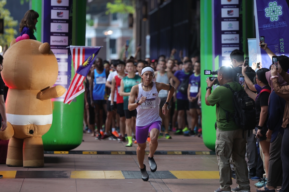 Tower running champion Soh Wai Ching continued his extraordinary feats when he took on the challenge of climbing the 203-metre tall Berjaya Times Square building here in the inaugural Berjaya Times Square Tower Run 2023 meet today. — Bernama pic