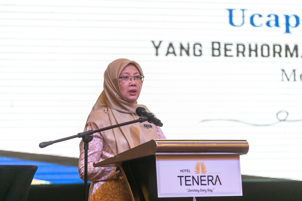 Health Minister Dr Zaliha Mustafa said there were 63,966 dengue fever cases with 45 fatalities recorded from January to mid-July this year in Malaysia. — Picture By Raymond Manuel