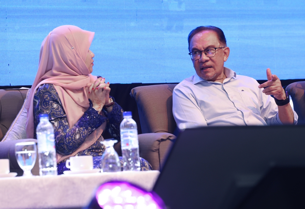 Prime Minister Datuk Seri Anwar Ibrahim and Education Minister Fadhlina Sidek attend the ‘Cakna Madani’ programme with officers of the Education Ministry at Universiti Sains Malaysia, Kubang Kerian July 23, 2023. — Bernama pic