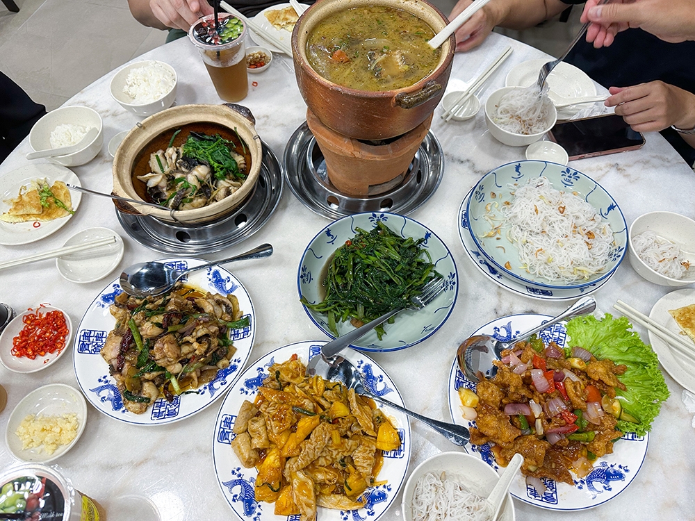 Makanan di sini paling sesuai dikongsi supaya anda boleh mencuba pelbagai hidangan.