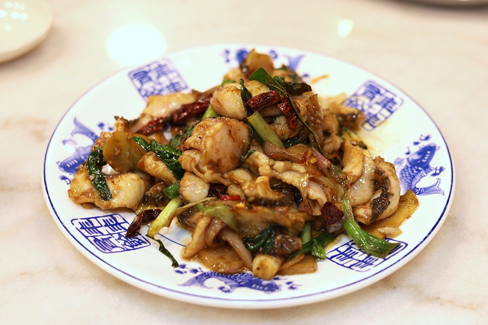 Hirisan ikan 'kung pao' disalut dengan sos perang halus dan digoreng bersama bawang besar dan cili merah kering.