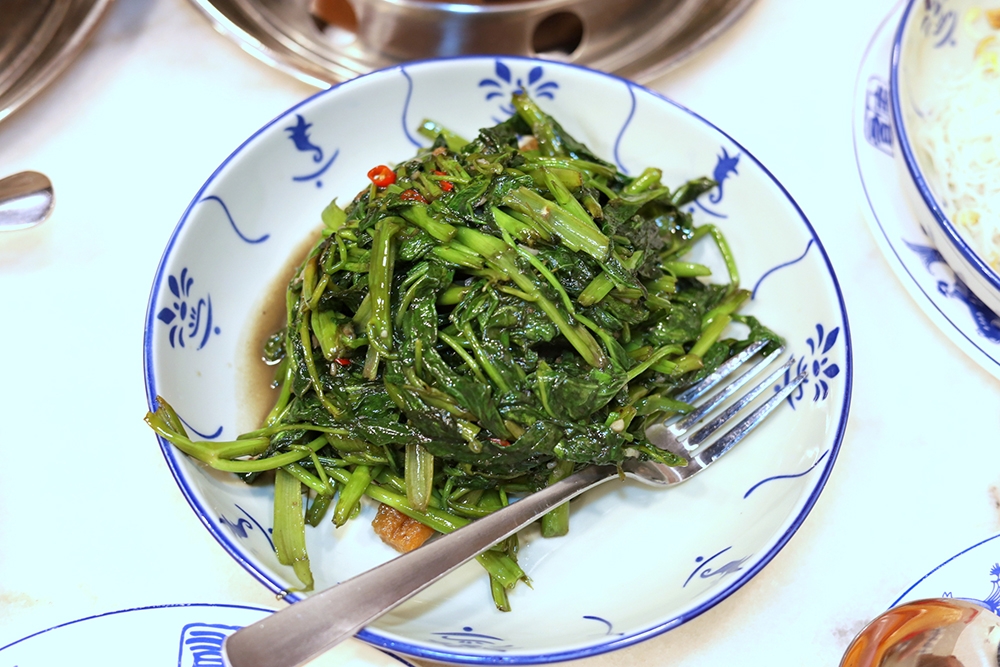 Kangkung Belacan mempunyai kejutan berupa kerepek lemak babi yang digoreng.