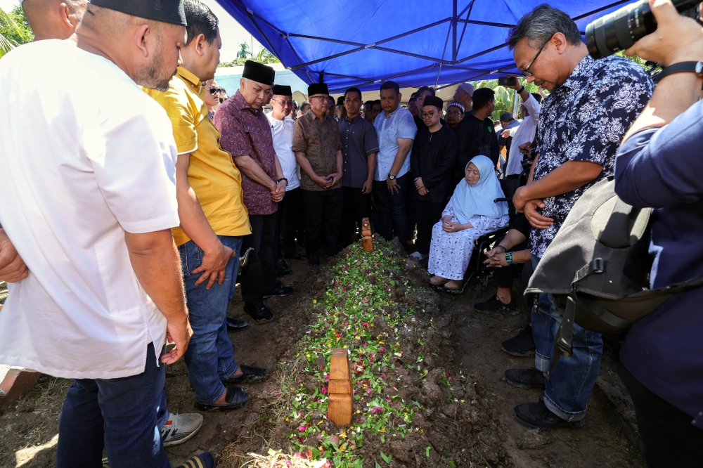 The remains of Datuk Seri Salahuddin Ayub were laid to rest at the Jalan Sulong Muslim cemetery in Serkat. — Bernama pic