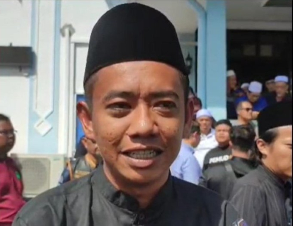 The late Datuk Seri Salahuddin Ayub’s son Iskandar Zulkarnain said his father had also advised him and his siblings not to interfere in his work affairs and they were taught from an early age to be independent and not to rely on him too much. — Picture from Twitter/Bernama