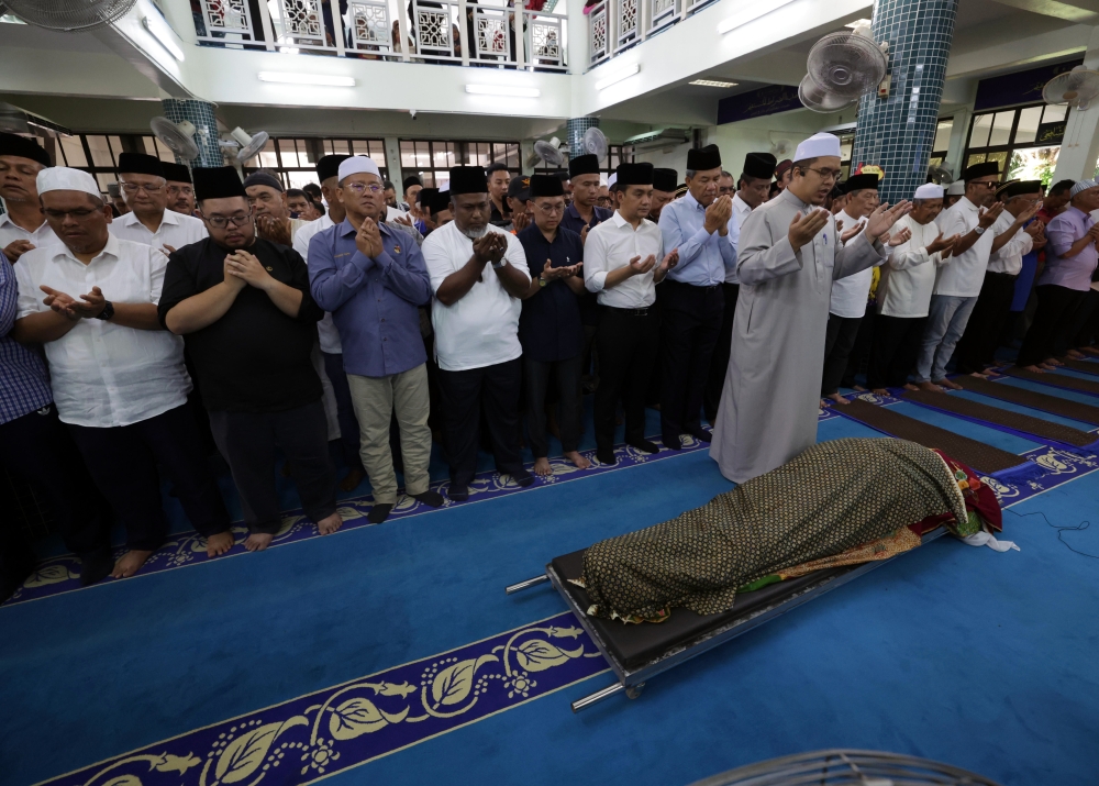 Defence Minister Datuk Seri Mohamad Hasan and Johor Menteri Besar Datuk Onn Hafiz Ghazi attend funeral prayers for Datuk Seri Salahuddin Ayub at Masjid Jamek Dato’ Haji Noh Gadot in Serkat, Pontian July 24, 2023. — Bernama pic