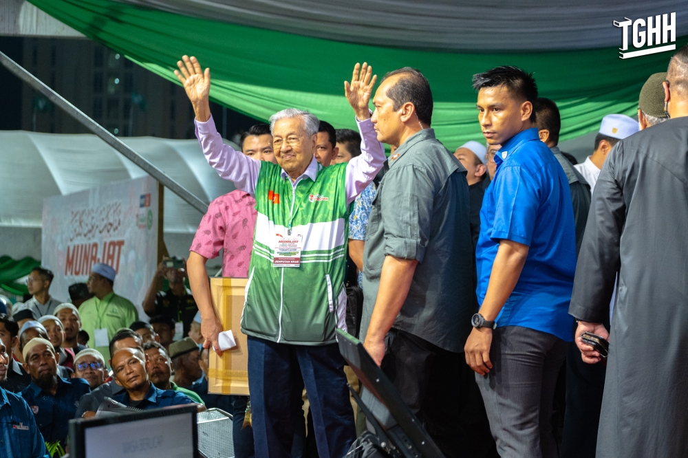 Tun Dr Mahathir Mohamad waves at the crowd during a Perikatan Nasional rally at the Stadium Sultan Muhammad IV in Kota Baru July 21, 2023. — Picture via Facebook/Abdul Hadi Awang