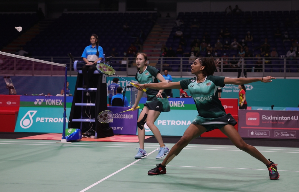 In the tournament held in Yoyogi First Gymnasium, the national number one women’s doubles pair, Pearly Tan-M. Thinaah survived a rubber set battle against Chinese duo, Liu Sheng Su-Tan Ning, 21-11, 9-21, 21-19, to march into the second round. — Bernama pic 