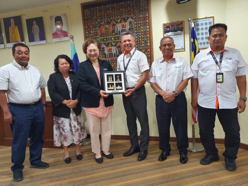 Datuk Christina Liew (3rd left) receives a token of appreciation from Kamaruzzaman Razali. —Picture courtesy of Sabah Tourism, Culture and Environment Ministry