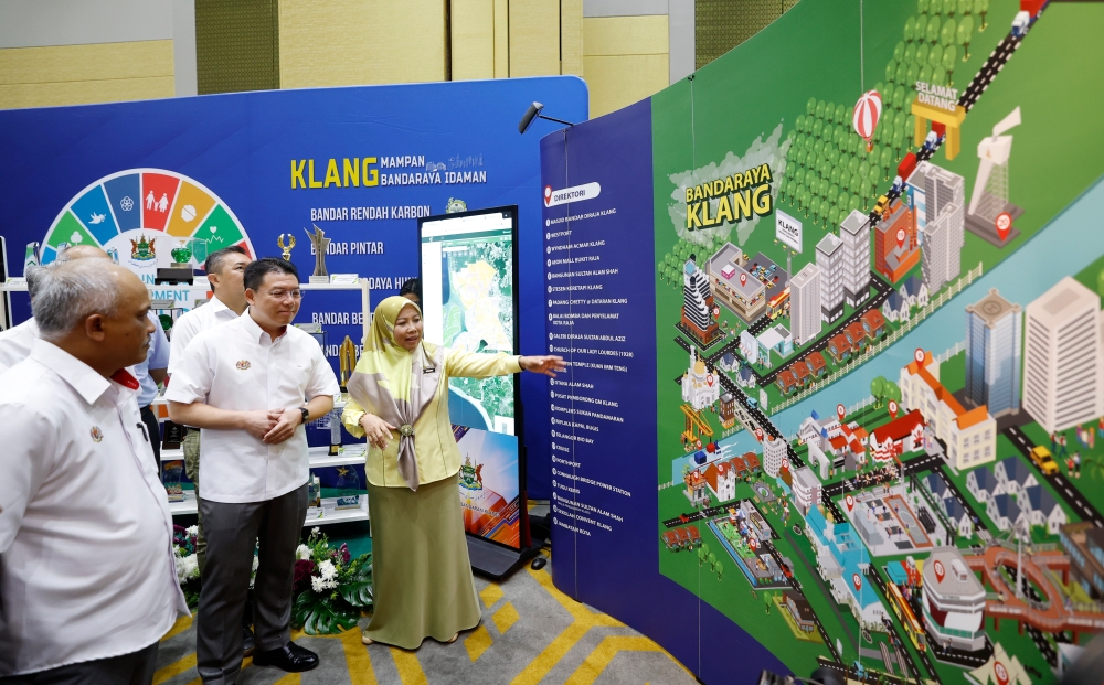 Local Government Development Minister Nga Kor Ming visits the ministry’s ‘Sentuhan Kasih’ programme at Bangunan MPK, Shah Alam, July 26, 2023. — Bernama pic 
