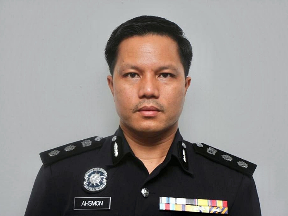 Kuching district police chief ACP Ahsmon Bajah in a statement today said the seized items consisted of 130 cartons of cigarettes and 195 boxes of alcoholic drinks. ― Borneo Post pic