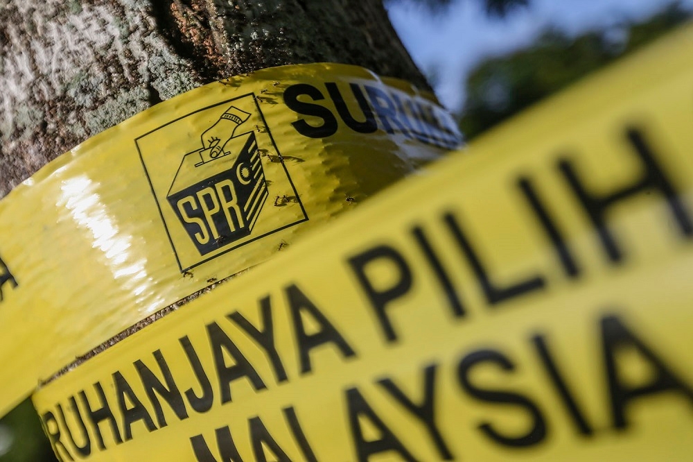 EC Secretary Datuk Ikmalrudin Ishak in a statement today said potential candidates can do the initial check with the office of the respective returning officers or the state election office. ― Picture by Hari Anggara