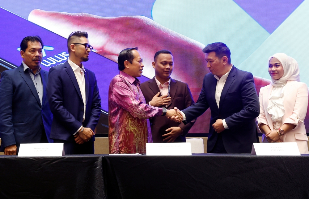 Deputy Minister of Finance Datuk Seri Ahmad Maslan at the joint strategic cooperation agreement signing ceremony between Erbe, CTOS and CelcomDigi in Shah Alam, July 27, 2023. — Bernama pic 