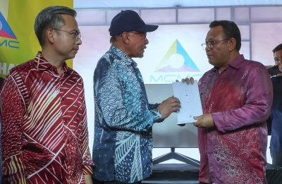 UiTM campus in Kuala Pilah receives first Starlink satellite device from PM Anwar - Vimarsana News