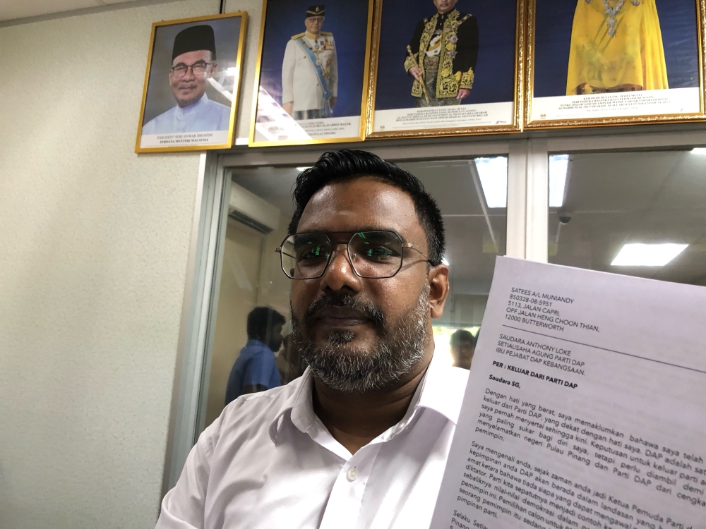 M. Satees shows to Malay Mail today the resignation letter that he submitted to DAP secretary-general Anthony Loke. — Picture by Opalyn Mok