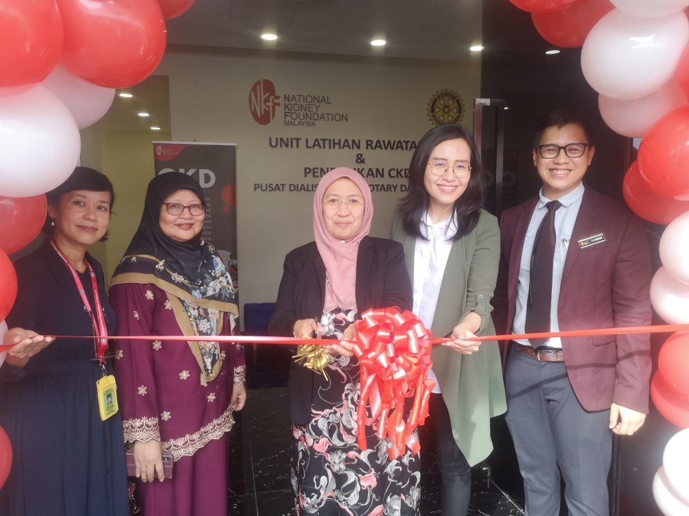 (from left) Hospital Kuala Lumpur consultant nephrologist Dr Sunita Bavanandan, NKF rep Matron Noriah, Dr Lily Mushahar, Khor Xin Yun and NKF medical department head Dr Azim Hazizuddin Nasaruddin officiate the opening of the country’s first peritoneal dialysis and chronic kidney disease education centre. — Picture courtesy of NKF