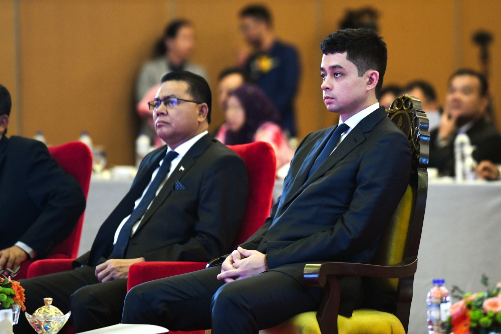 Pahang Regent Tengku Hassanal Ibrahim Alam Shah Al-Sultan Abdullah Ri’ayatuddin Al-Mustafa Billah Shah at the 1st Pahang Tiger Summit in Kuantan, July 28, 2023. With him is State Local Government, Housing, Environment and Green Technology Committee chairman Datuk Seri Johari Harun. — Bernama pic 