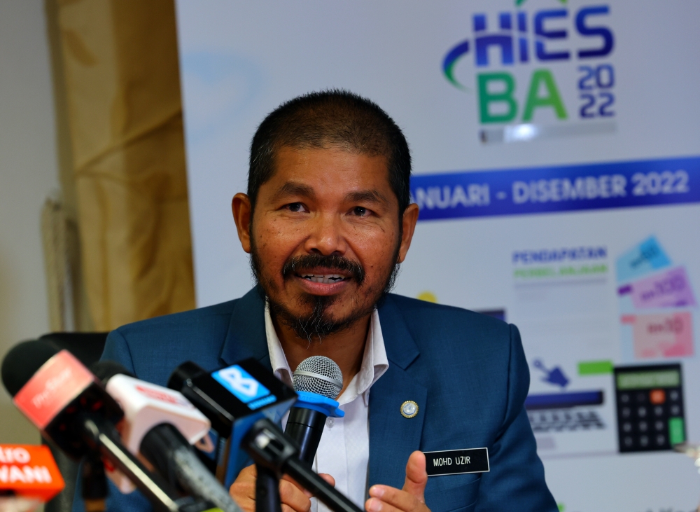 Chief Statistician Datuk Seri Mohd Uzir Mahidin said the report, released by the Department of Statistics Malaysia (DOSM), showed that the median household income had increased moderately by 2.5 per cent per year to RM6,338 in 2022 compared to RM5,873 in 2019. — Bernama pic 