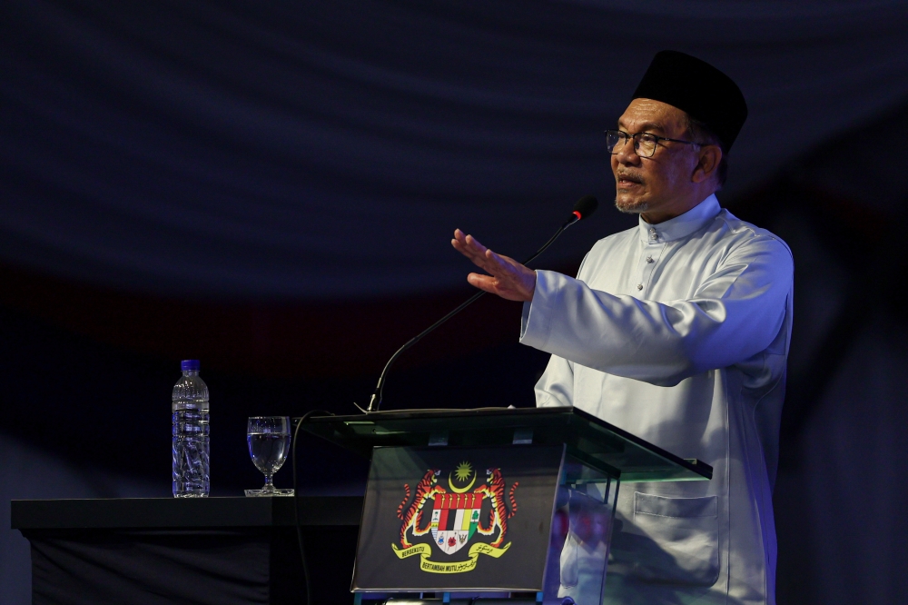 Prime Minister Datuk Seri Anwar Ibrahim said foreign investors choose Malaysia as an investment location not because of its name but because of the stability of the government that was successfully created between Pakatan Harapan (PH) and Barisan Nasional (BN). — Bernama pic 