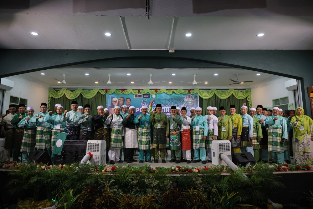Caretaker Terengganu menteri besar Datuk Seri Ahmad Samsuri Mokhtar (centre), who is also a candidate for the N19- Rhu Rendang constituency, with Perikatan Nasional/PAS candidates in Rusila, Marang, July 27, 2023. — Bernama pic