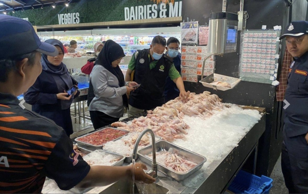 Jais director Datuk Mohd Shahzihan Ahmad said the matter was determined when the department’s Halal Enforcement Section along with the Kuala Langat Municipal Council (MPKL) inspected the premises yesterday, after the issue went viral on social media. — Picture from Twitter/Bernama 