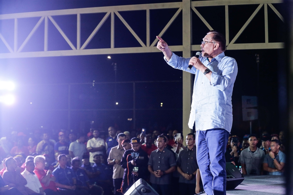 Datuk Seri Anwar Ibrahim said he has confidence in the Pakatan Harapan-Barisan Nasional (PH-BN) collaboration and expressed his optimism that a significant surprise awaits on polling day. — Picture by Sayuti Zainudin