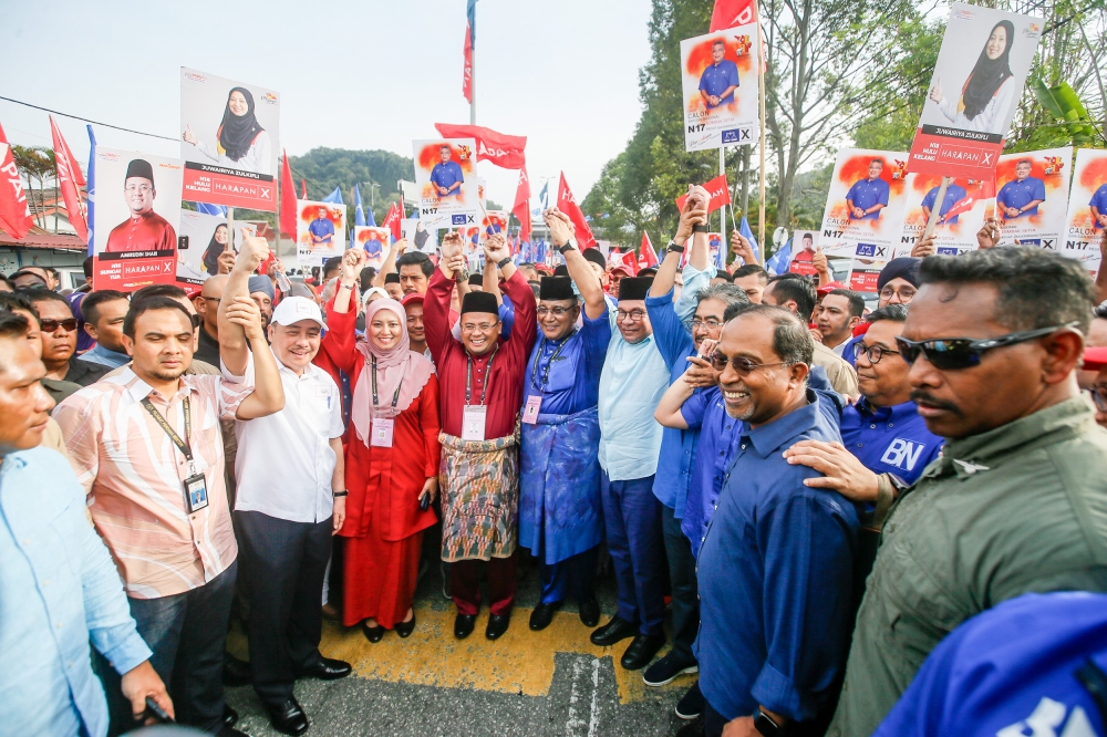 Pakatan Harapan's candidate for the Hulu Kelang seat Juwairiya Zulkifli (fourth from left) arrive at the nomination centre alongside Prime Minister Datuk Seri Anwar Ibrahim (right) and Sungai Tua  seat candidate Datuk Seri Amirudin Shari at the nomination centre at SMK Sungai Pusu July 29, 2023. — Picture by Hari Anggara