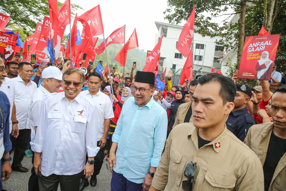 Prime Minister Datuk Seri Anwar Ibrahim, Sarawak Premier Tan Sri Abang Johari Openg, Sabah Chief Minister Datuk Seri Hajiji Noor and BN secretary-general Datuk Seri Zambry Abdul Kadir during their visit to the nomination centre in Selayang July 29, 2023. — Picture by Yusof Mat Isa