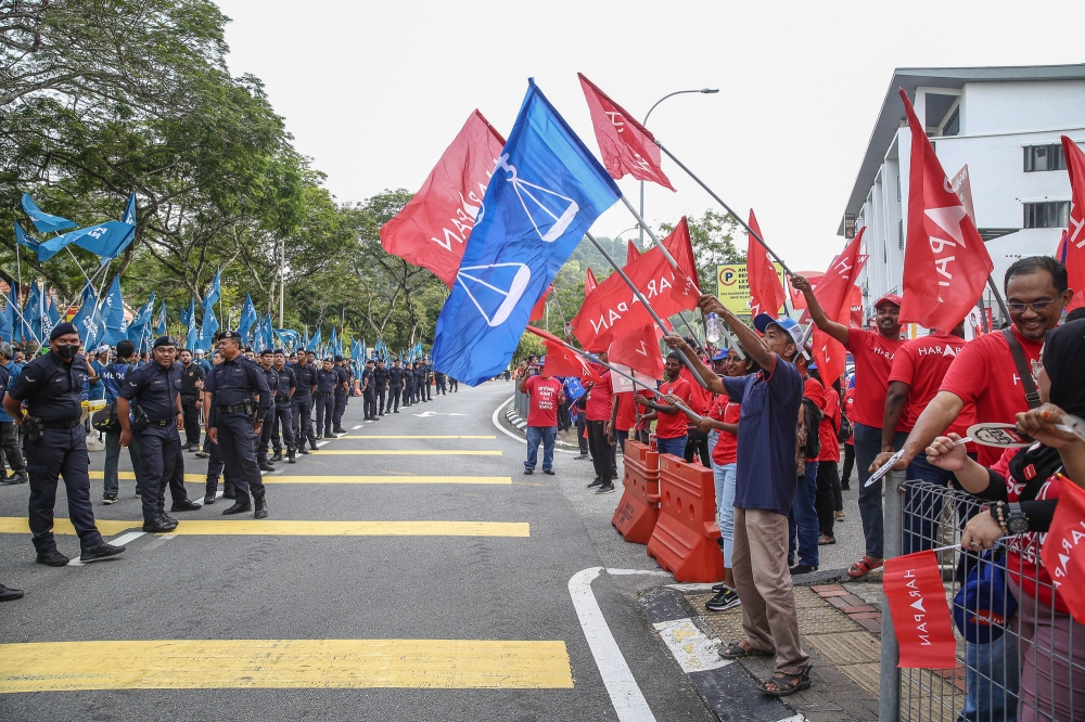 Pakatan Harapan supporters gather outside the nomination centre in Selayang July 29, 2023. ― Picture by Yusof Mat Isa