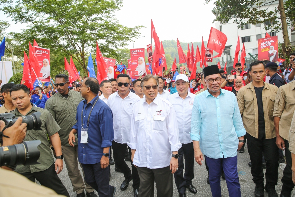 Prime Minister Datuk Seri Anwar Ibrahim together with Sarawak Premier Tan Sri Abang Johari Openg, Sabah Chief Minister Datuk Seri Hajiji Noor and BN secretary-general Datuk Seri Zambry Abdul Kadir visit the nomination centre at Selayang Municipal Council July 29, 2023. — Picture by Yusof Mat Isa