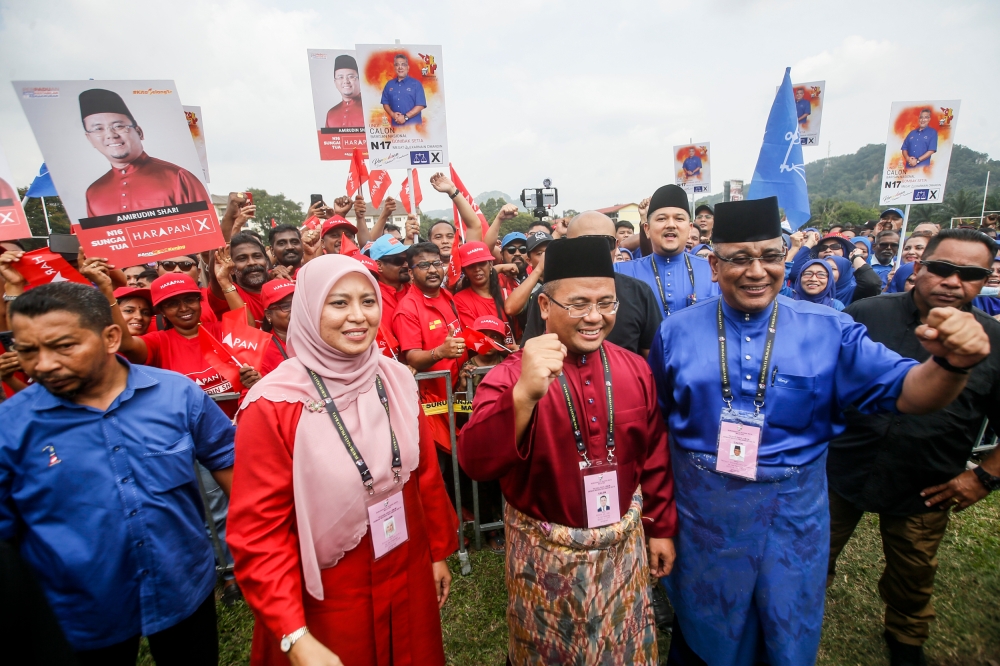 Candidates for Sungai Tua Datuk Seri Amirudin Shari (centre), Gombak Setia Datuk Megat Zulkarnain Omardin (right) and Hulu Kelang Juwairiya Zulkifli (left) are seen after submitting candidacy forms during the nomination day at SMK Sungai Pusu July 29, 2023. — Picture by Hari Anggara